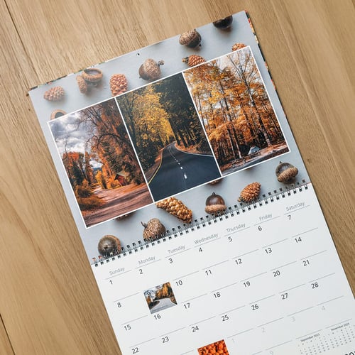 Customizable photo calendar on wood background