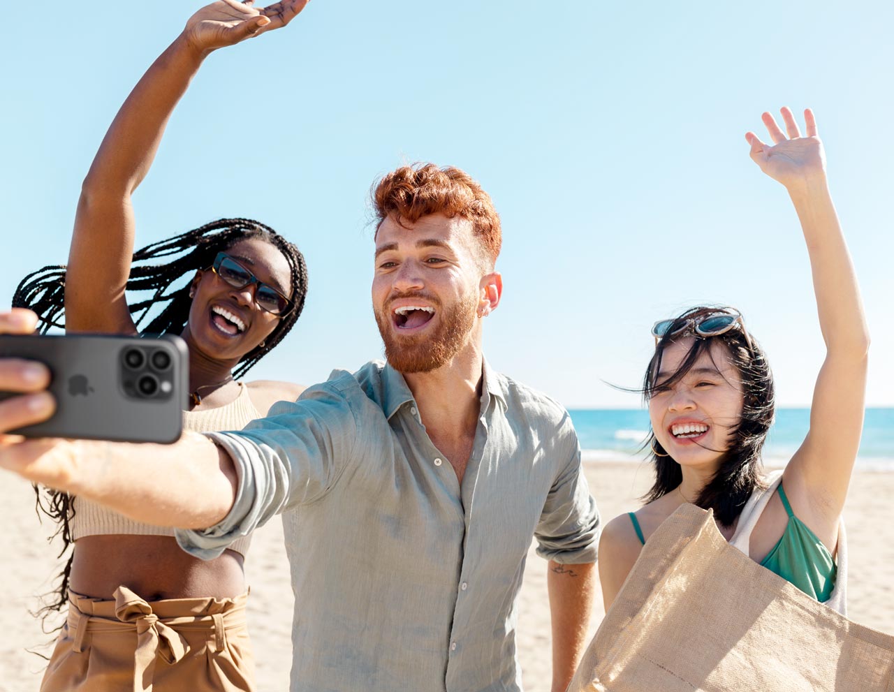 Freunde haben Spaß am Meer